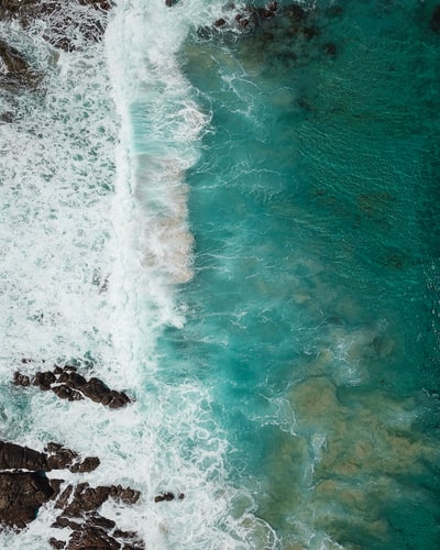 海浪冲击岩石